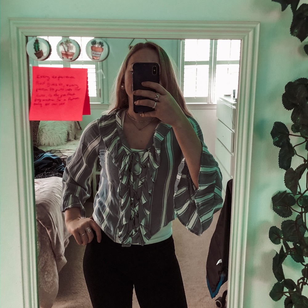 croptop with frilly sleeves